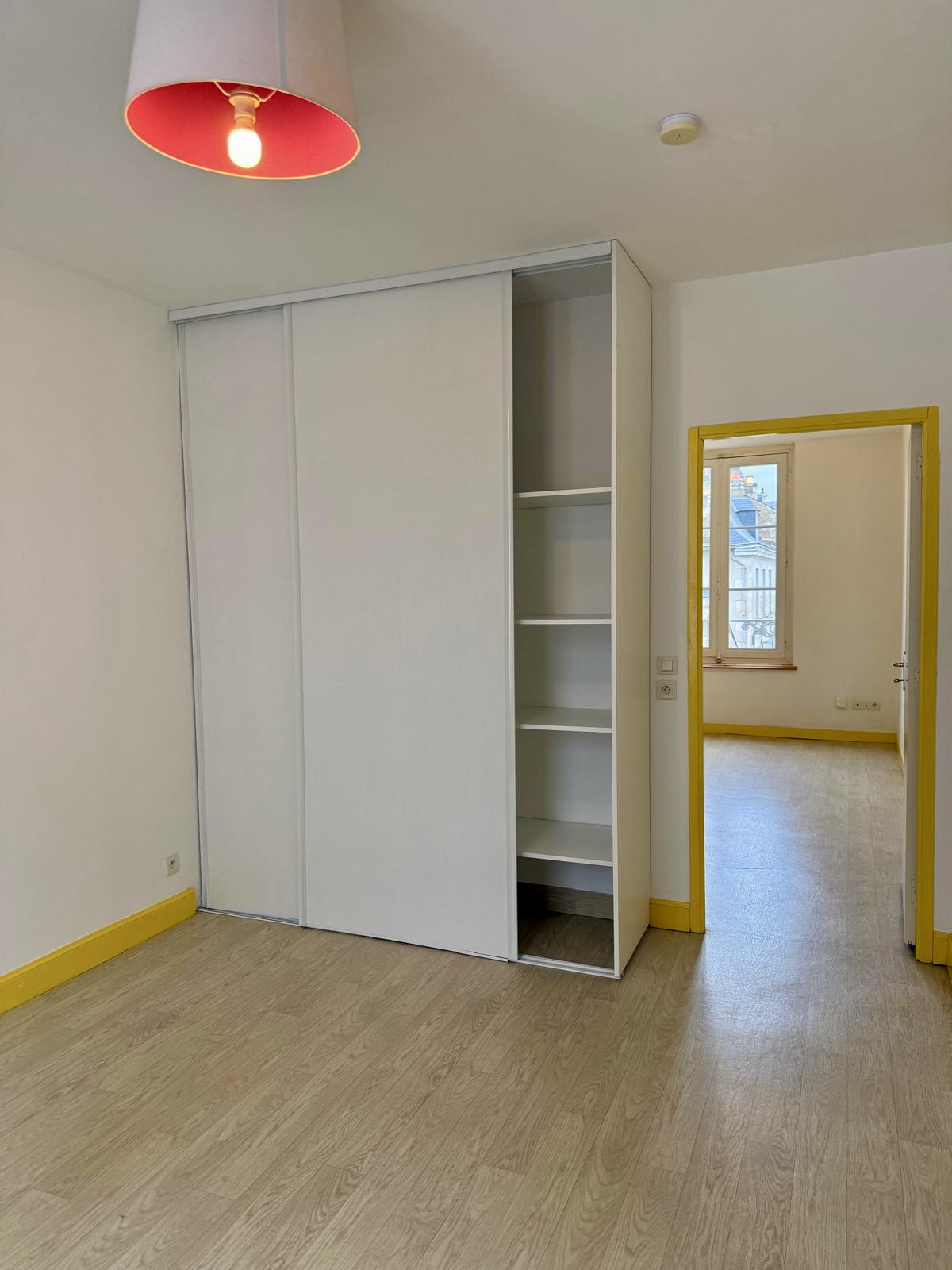 Sympathique appartement non meublé, plein centre, tout compris