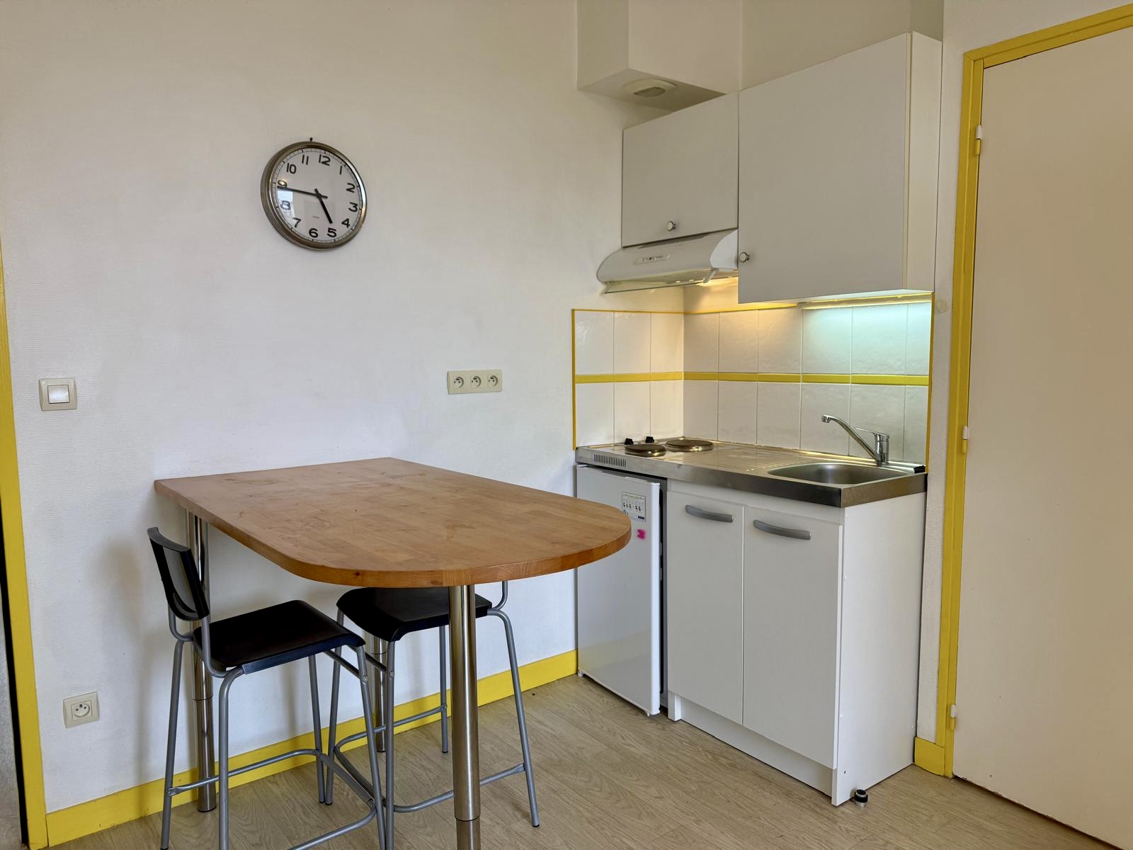 Sympathique appartement non meublé, plein centre, tout compris