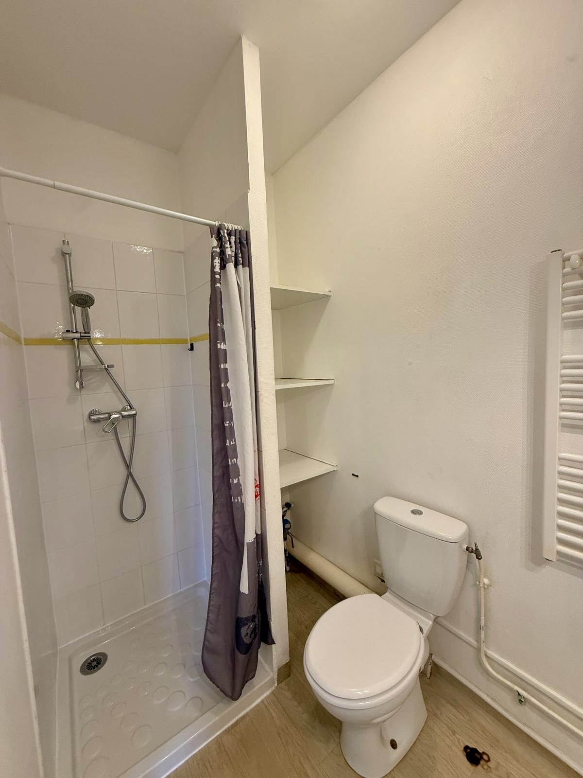 Sympathique appartement non meublé, plein centre, tout compris