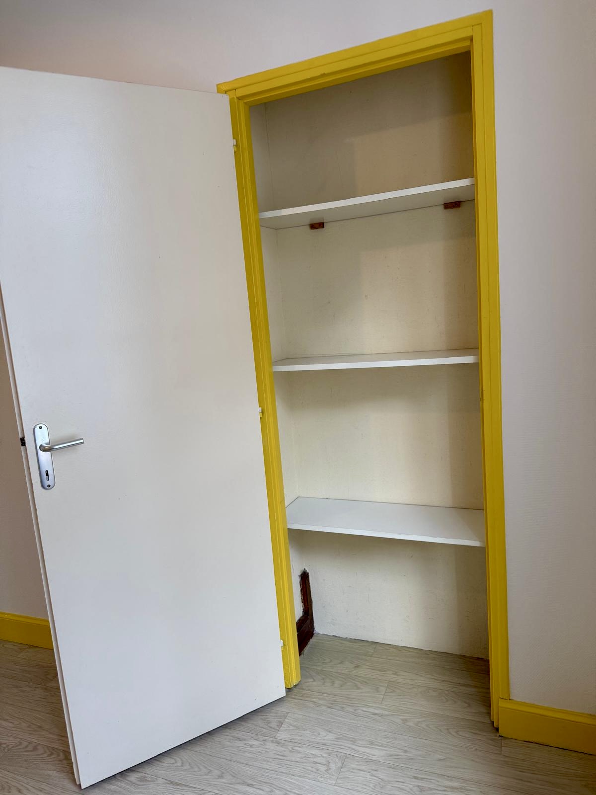 Sympathique appartement non meublé, plein centre, tout compris