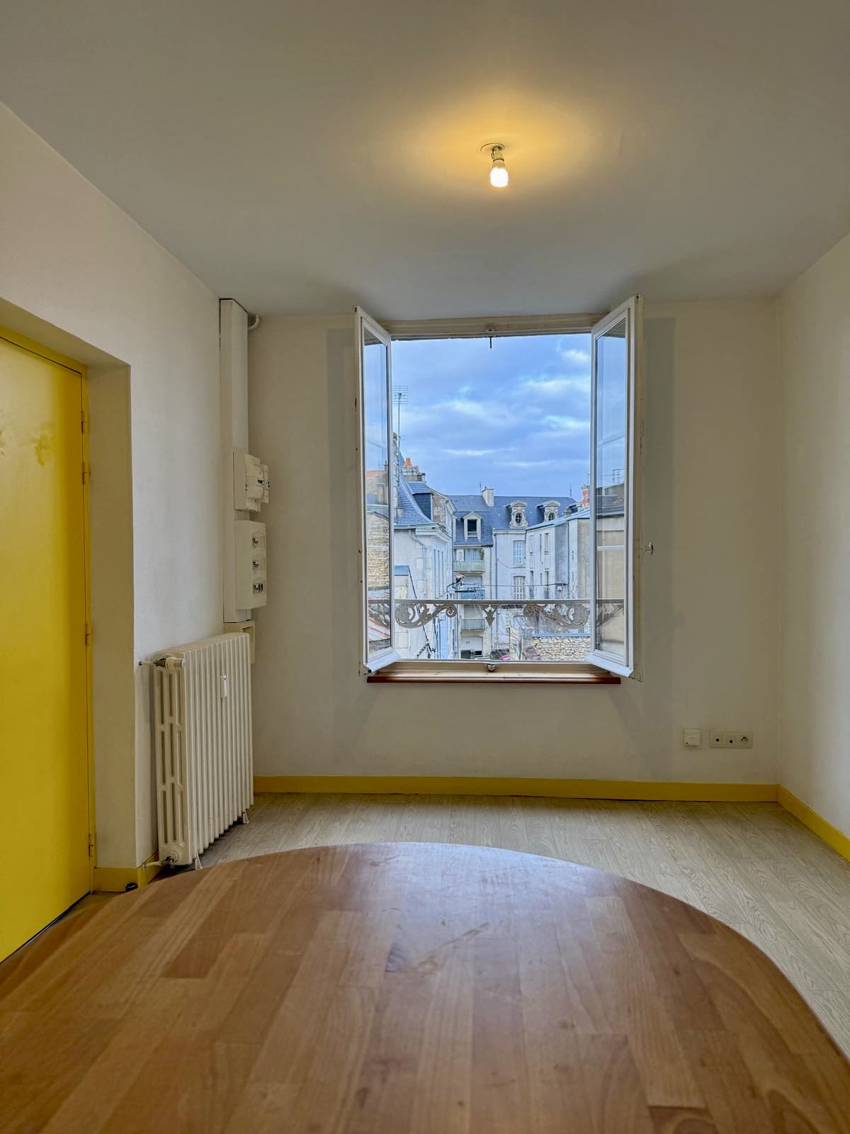 Sympathique appartement non meublé, plein centre, tout compris