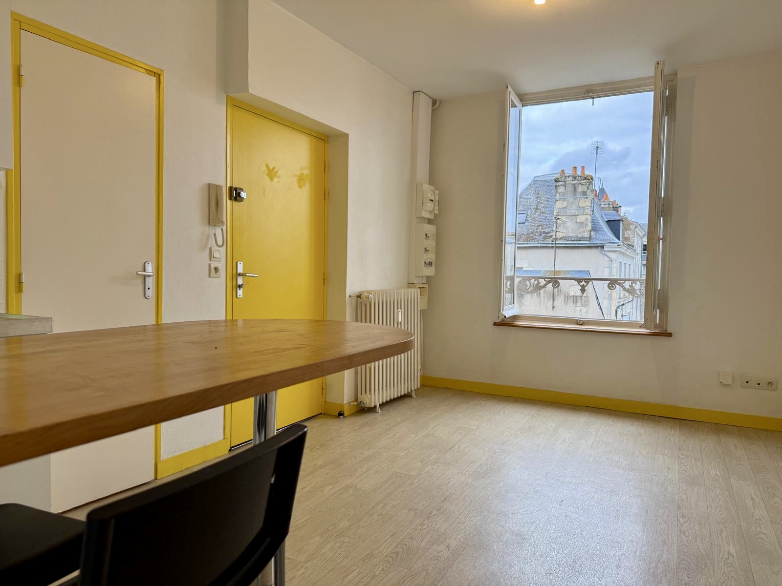 Sympathique appartement non meublé, plein centre, tout compris