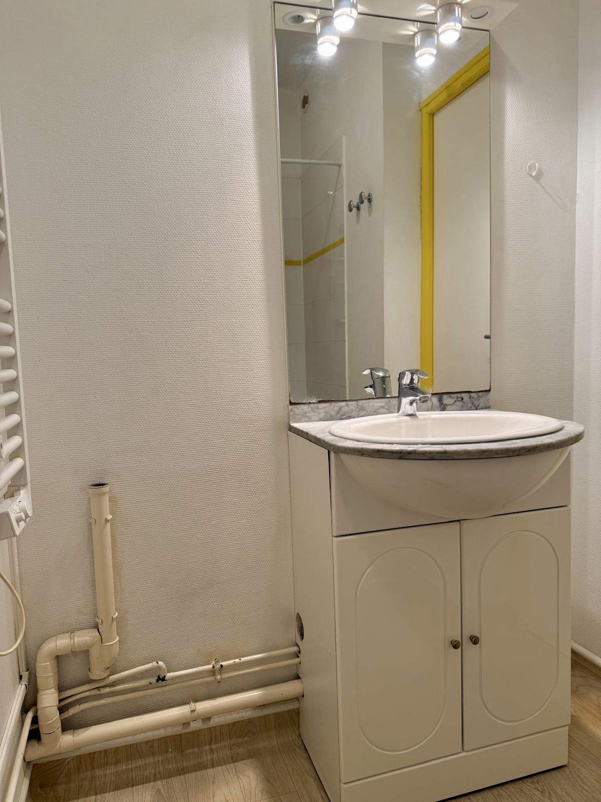 Sympathique appartement non meublé, plein centre, tout compris